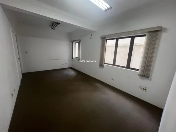 Imagem Casa Comercial de Alto Padrão no Jardim Europa, São Paulo-SP: 14 Salas, 9 Banheiros, 10 Vagas de Garagem, 600m².
