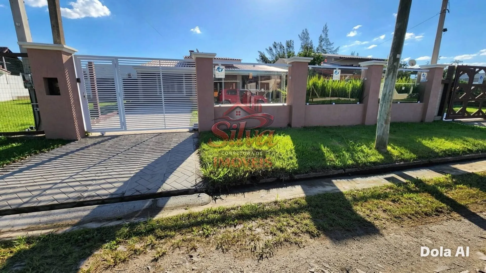 Imagem C756 |Casa com 4 Dormitórios e Piscina a 250 Metros do Mar
