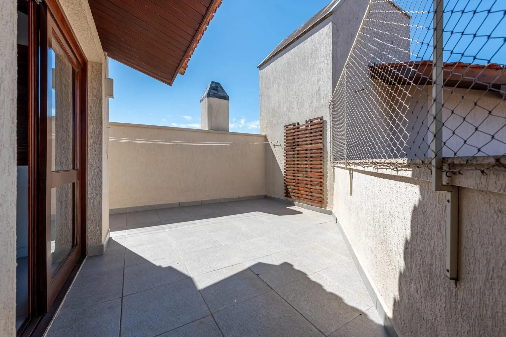 Imagem Casa em condomínio com 3 dormitórios, suíte e 2 vagas.