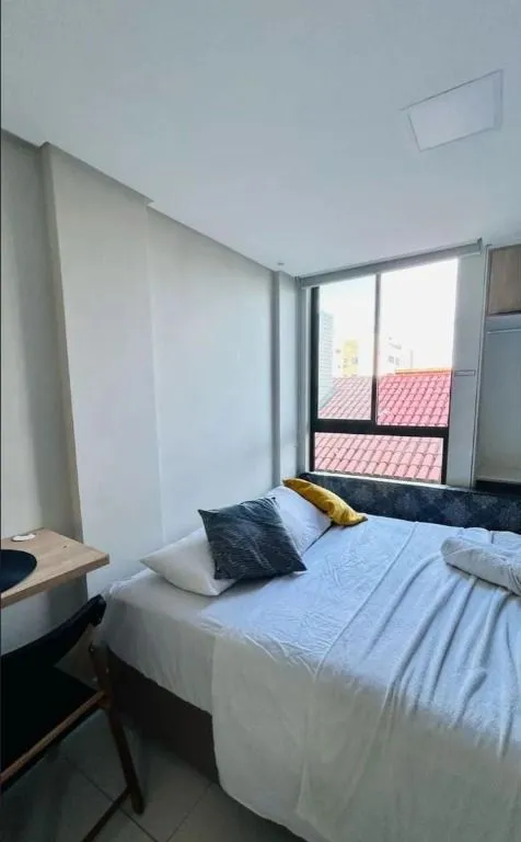 Imagem Flat mobiliado a 250 m do mar, pronto para locação por temporada, com piscina, elevador e condomínio fechado.