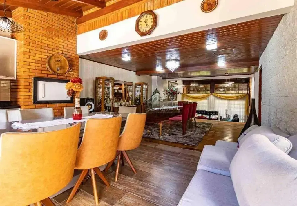 Imagem Casa com 4 dormitórios, suíte, piscina e 4 vagas.
