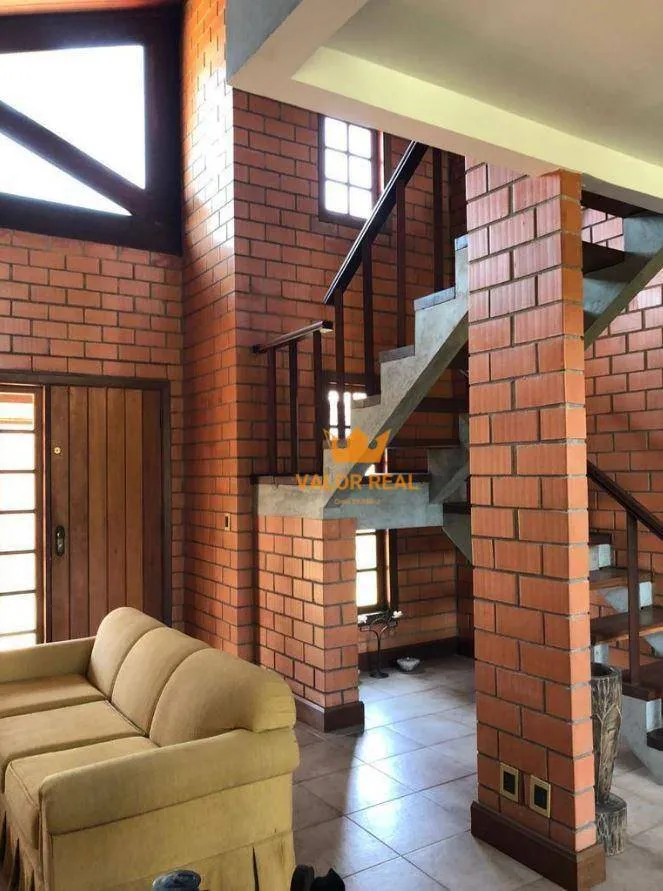 Imagem Charmosa Residência no Condomínio Tereza Cristina, com AT 1.000 m2 e AC 244 m2, 3 Dorm, 1 Suite Master, R$ 2.460 Mio.