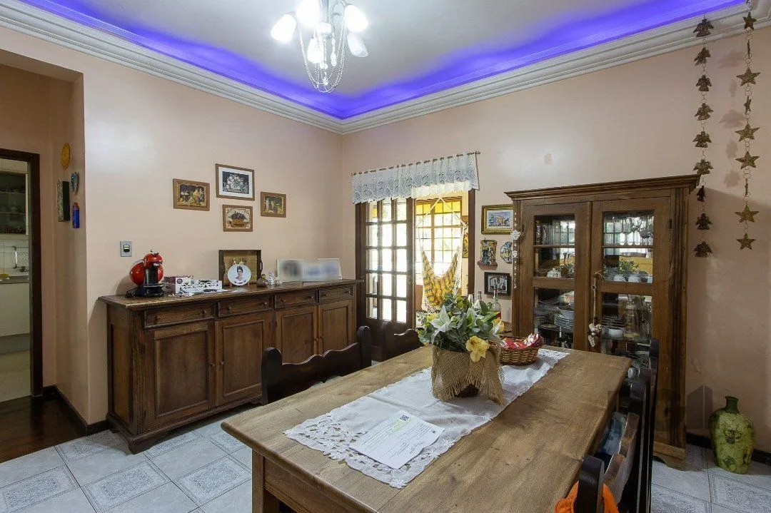 Imagem Casa para Venda - 300m², 3 dormitórios, sendo 1 suites, 4 vagas - Nonoai