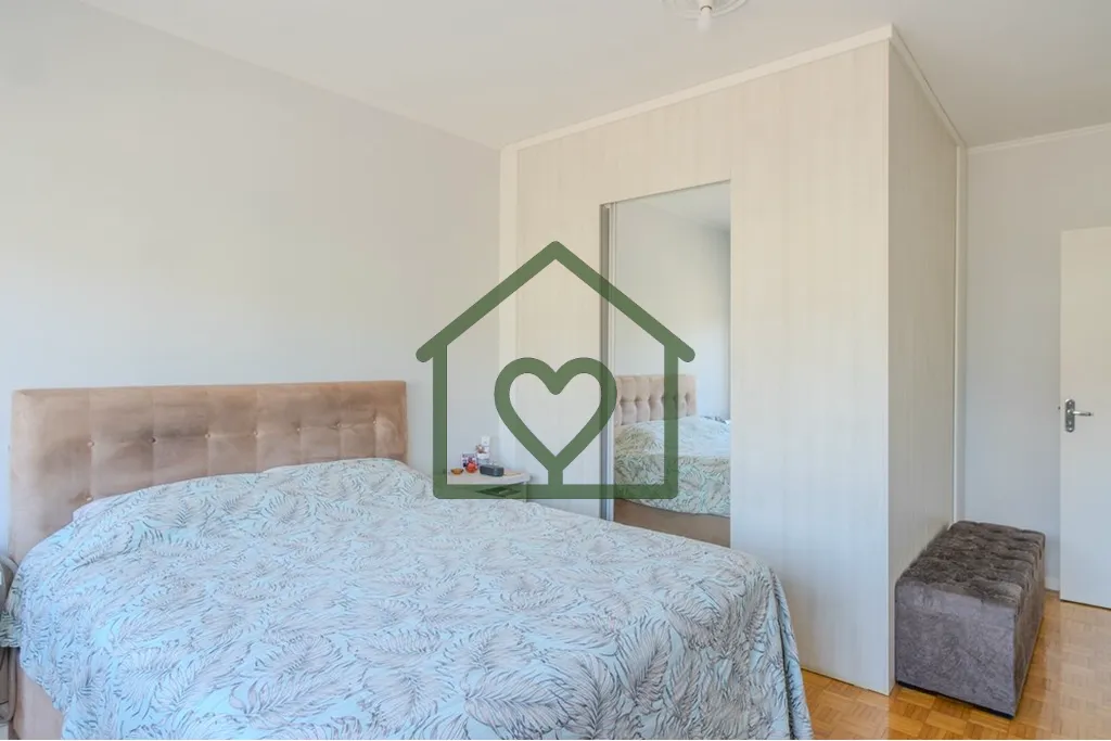 Imagem Amplo e confortável apartamento, reformado, com 3 dormitórios, 1 suíte e 114m²! Sala com living ...