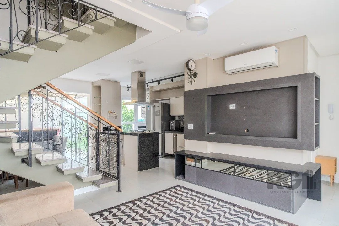 Imagem Casa impecável e mobiliada, com 3 niveis, possui 3 dormitórios sendo 1 suíte, 4 banheiros.
