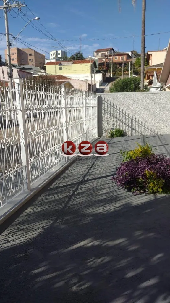 Imagem Oportunidade única: Casa comercial à venda ou locação no Centro de Vinhedo-SP, 2 quartos, 2 salas, 1 banheiro, 3 vagas, 134 m².
