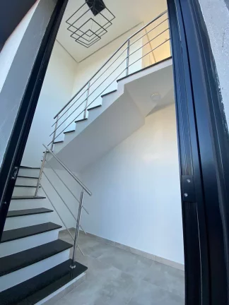 Imagem ESTILO EM ALTO PADRÃO!!! Casa térrea com 2 dormitórios, condomínio fechado