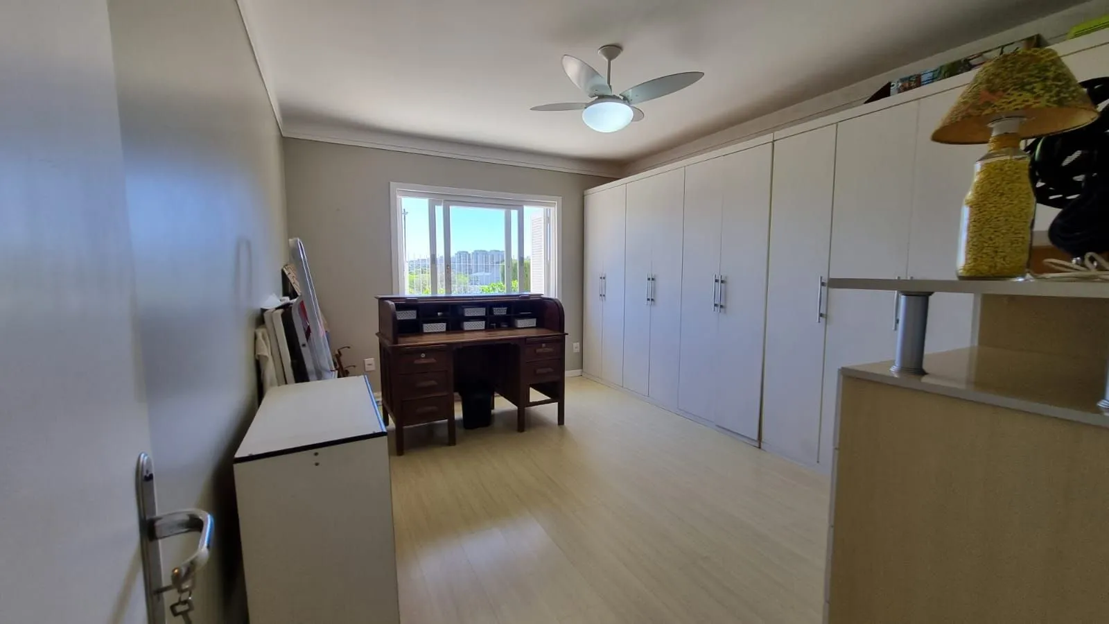 Imagem Casa Espetacular com Vista Deslumbrante, Reformada por Arquiteto de 2 dormitórios, suíte, próximo a PUC e Carrefour no bairro Partenon em Porto Alegre/RS/