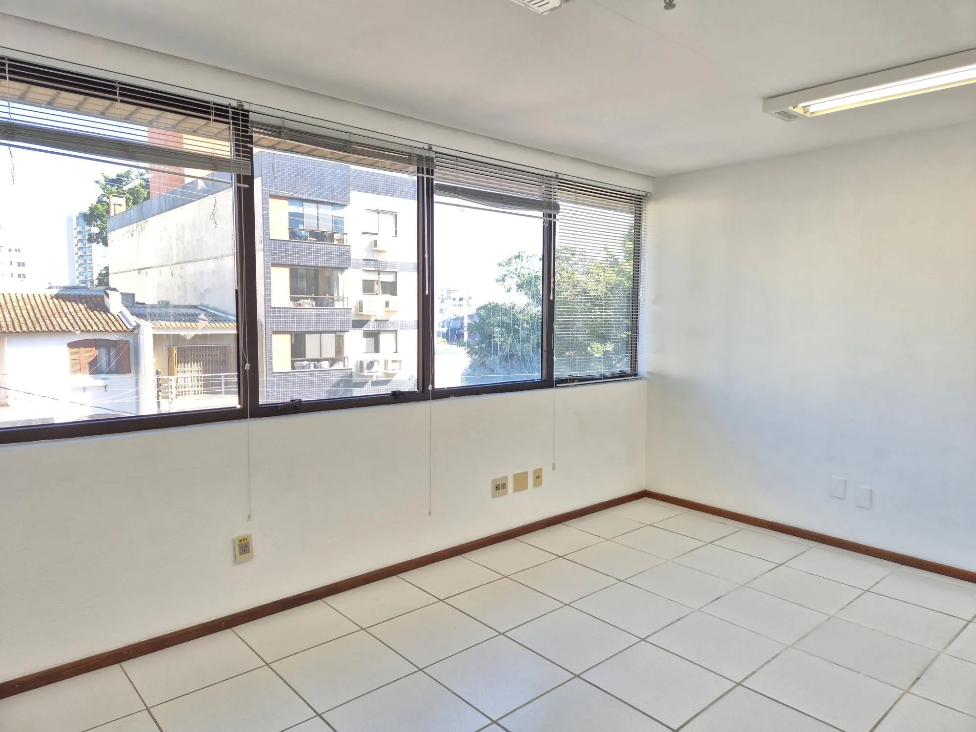 Imagem Sala com 6 divisórias e 2 vagas