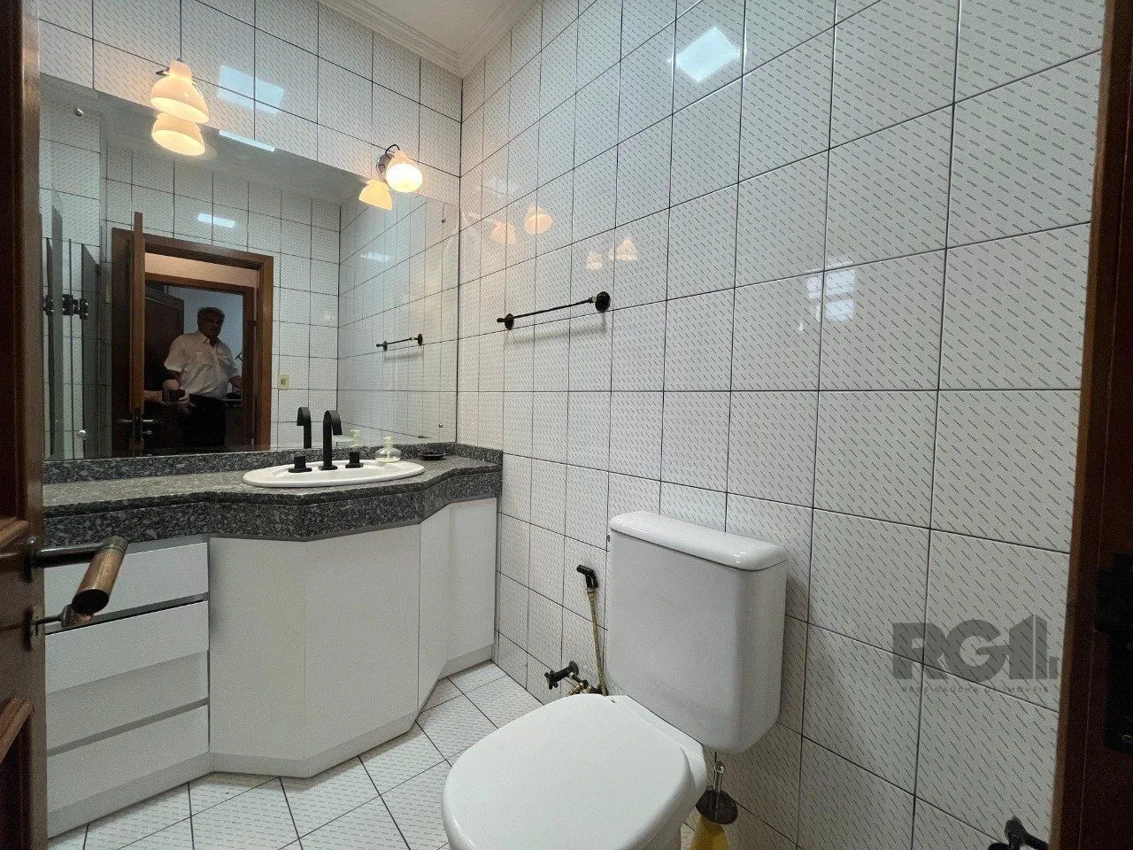 Imagem Casa de três quartos, suíte e quatro vagas de garagem no bairro Menino Deus em Porto Alegre