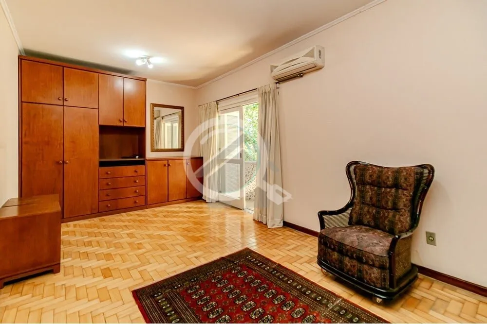 Imagem Apartamento espaçoso com 3 dormitórios, um suíte com sacada, living com 2 ambientes, banheiro soc...