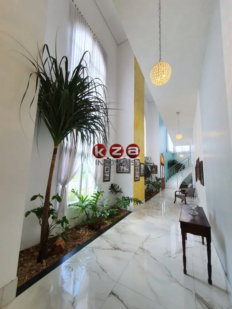 Imagem Casa de luxo no Condomínio Portal do Lago: 4 suítes, 3 salas, 7 banheiros, 2 vagas, 541m² em Valinhos-SP. Venda ou locação.