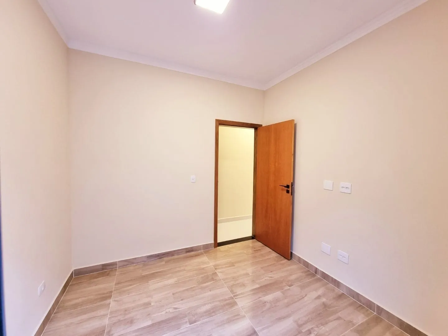Imagem Exclusiva Casa Moderna no Condomínio Vila Romana: Ambientes Integrados, Área Gourmet, Suíte Ampla e Detalhes em LED para Conforto e Sofisticação