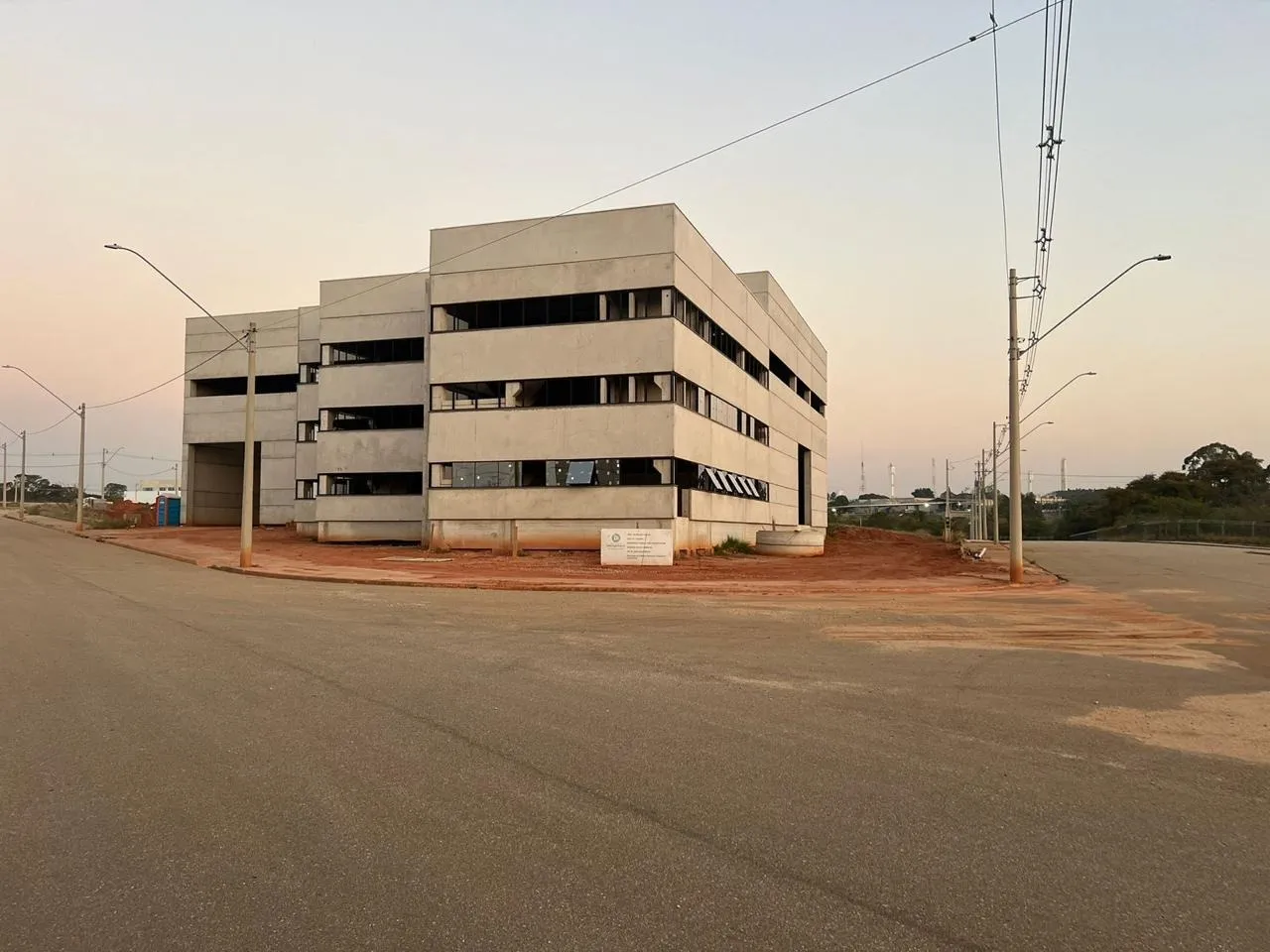 Imagem Galpão Comercial de Alto Padrão com Estrutura Completa para Indústria