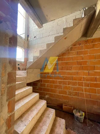 Imagem Sobrado moderno com 3 suítes, 4 vagas e quintal para lazer exclusivo