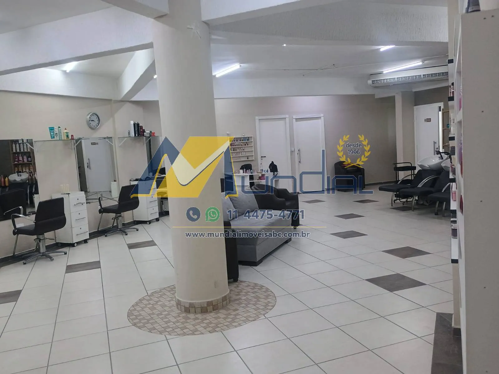 Imagem Salão Comercial 242 m² com 8 Vagas no Bangu, Santo André.
