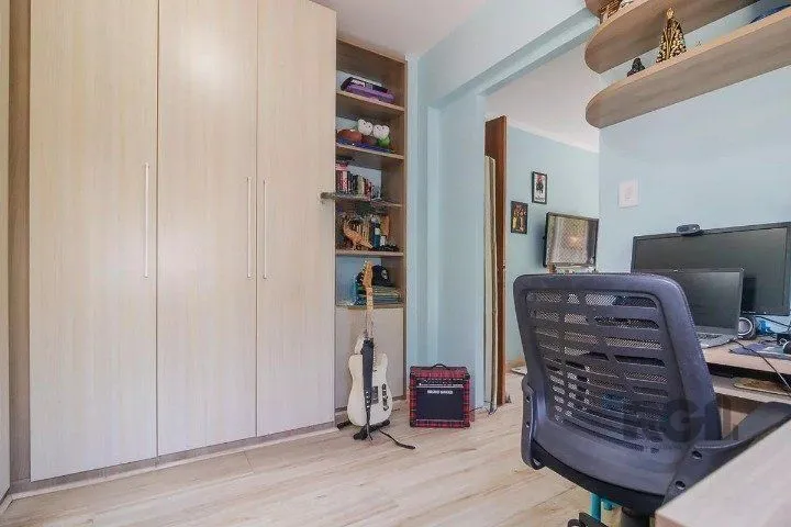 Imagem Apartamento com 2 dormitórios reversível para 3, e condomínio com portaria 24h, salão de festas, quadra e playground. Próximo à Orla e BarraShopping.