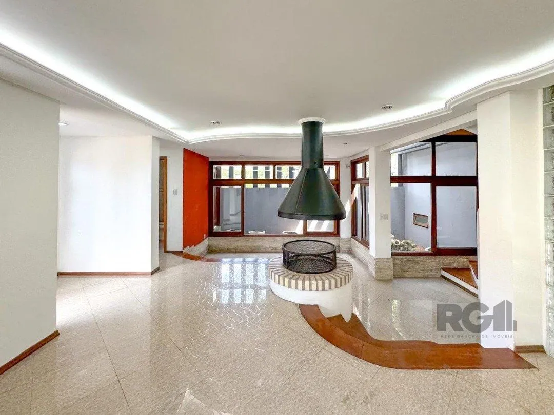 Imagem Com 4 suítes espaçosas, incluindo uma master com closet,