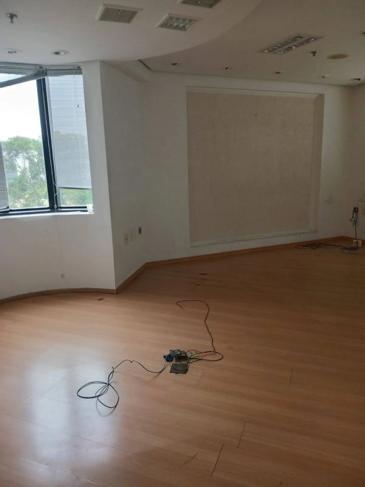 Imagem Sala Comercial de 140m² no Centro de Alphaville