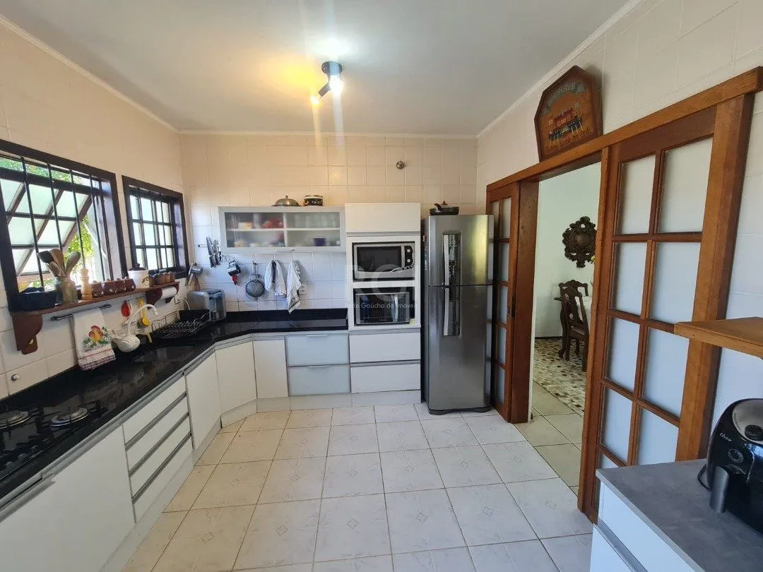 Imagem Casa em lindo terreno alto ao nível da rua medindo 10 × 32 onde consta uma residência térrea com 136m2 de área privativa,