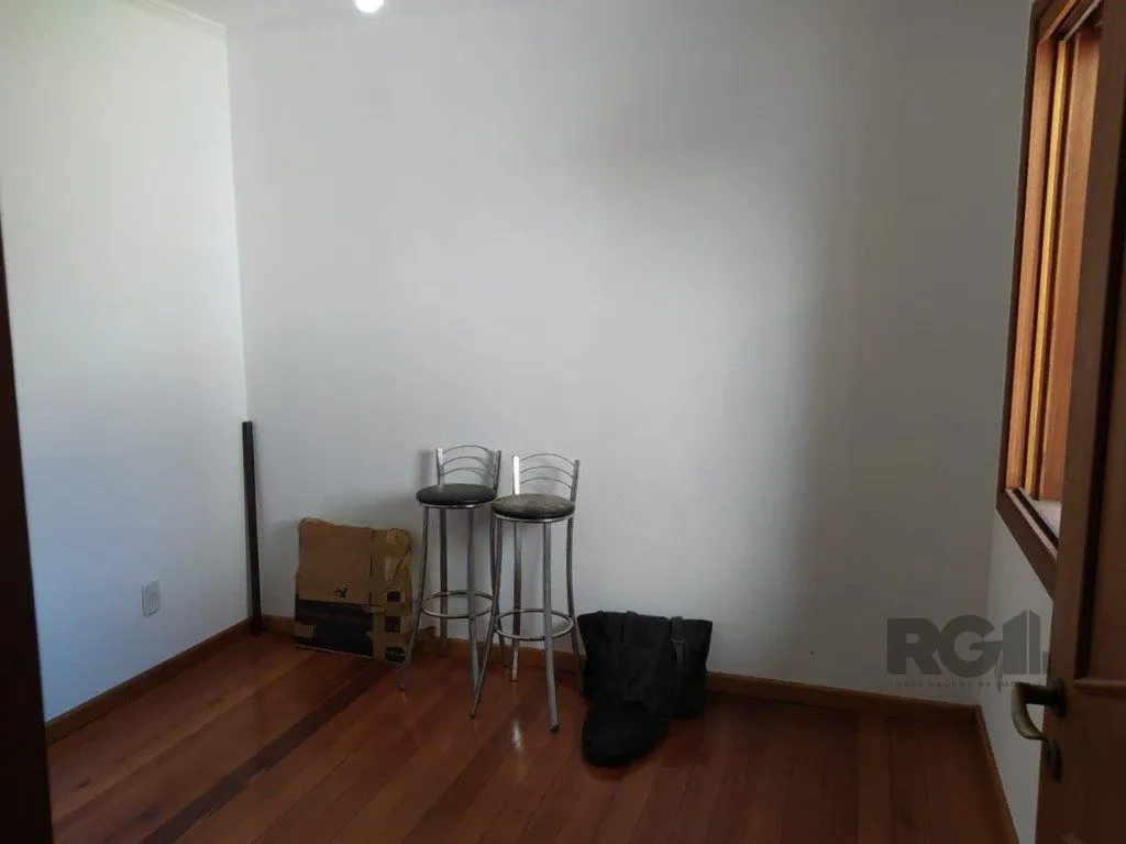 Imagem Casa 234m² - 3 dormitórios, 1 suíte e vaga para 6 carros no Jardim São Pedro