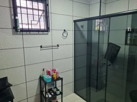 Imagem Excelente apartamento no coração do bairro Ocian a 3 quadras da praia e com piscina! Com 2 dormitórios, sendo 1 suíte,coxinha e quartos com armários planejados e piso em porcelanato.