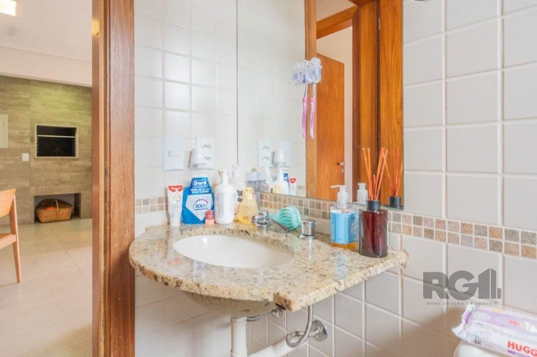 Imagem Ótimo apartamento, reformado , dois dormitórios e uma suíte, vaga escriturada.