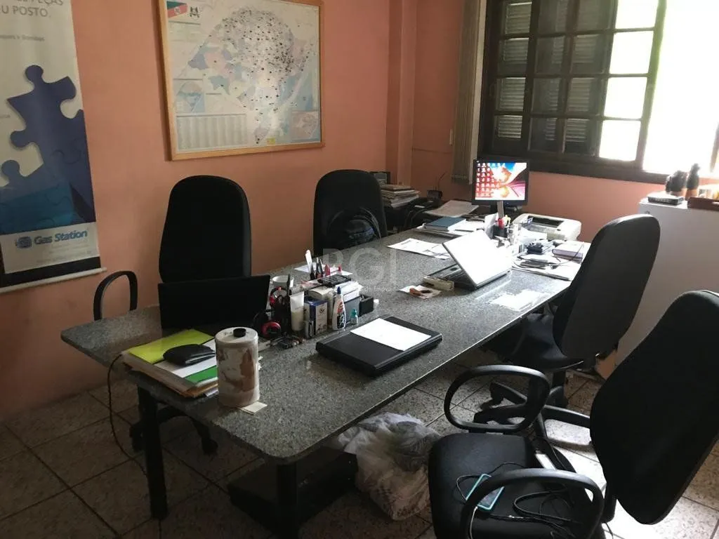 Imagem Casa para Venda - 270m², 4 dormitórios, sendo 1 suites, 5 vagas - Partenon