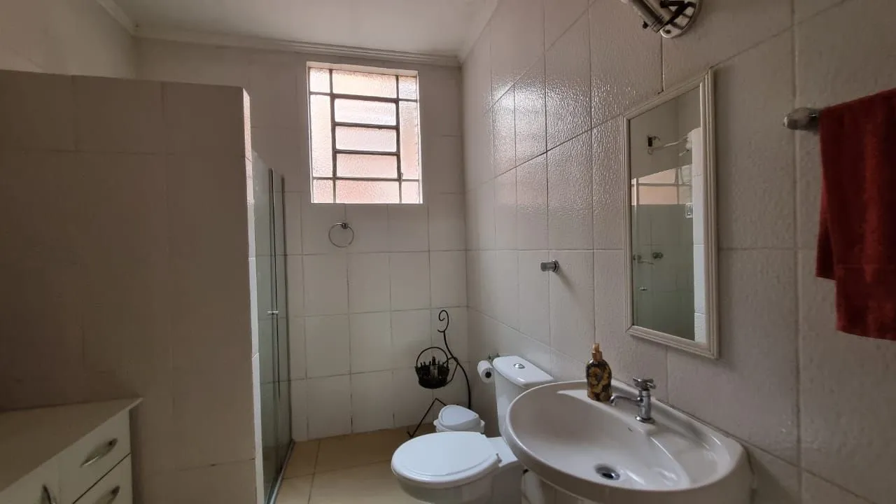 Imagem Casa estilo sobrado para venda de 3 dormitórios com 2 vagas de garagem no bairro Cidade Baixa em Porto Alegre/RS.