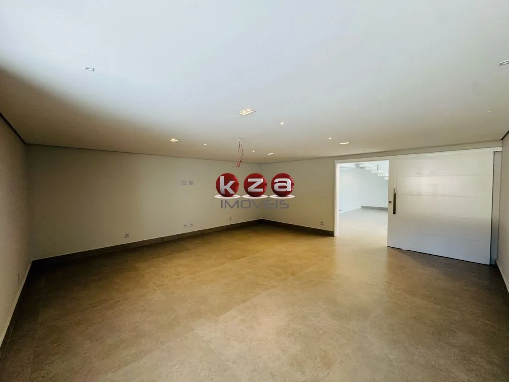 Imagem Casa de Luxo em Condomínio: 5 suítes, 5 salas, 9 banheiros, 4 vagas na cidade de Valinhos-SP, Condomínio Vale do Itamaracá - 760m².