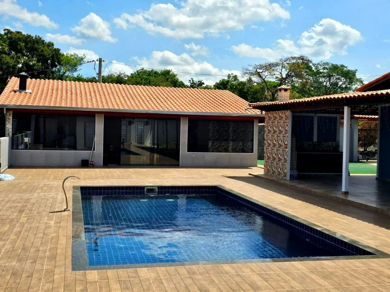 Imagem Chácara para venda com 3 suítes - Vila das Cachoeiras