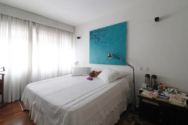 Imagem Apartamento 236 M², 1 por andar, hall fechado, 2Q, 2 Suítes, 3 banheiros, 2 vagas, ar split, lareira, próximo ao metrô, janela antirruído.