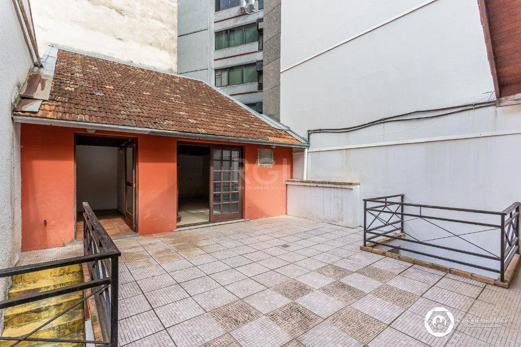 Imagem Casa para Venda - 330m², 4 dormitórios, sendo 3 suites, 2 vagas - Petrópolis
