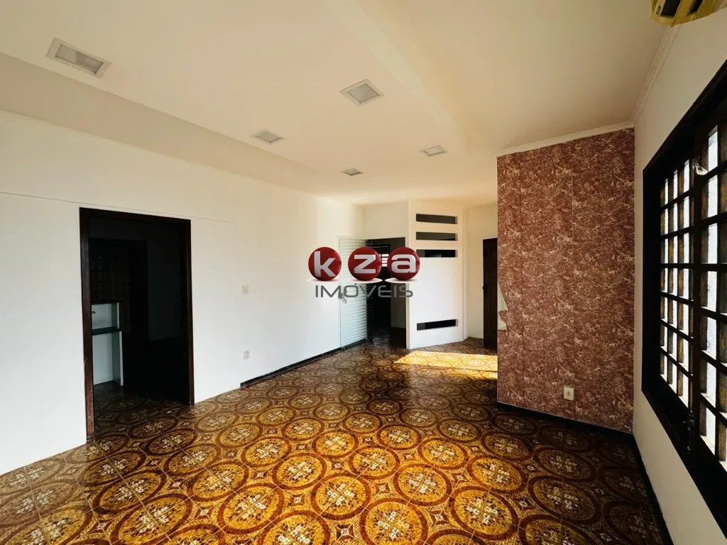 Imagem Imperdível oportunidade: Casa comercial de 3 quartos, 1 suíte, 3 salas, 3 banheiros e 2 vagas em Vinhedo-SP, Centro.