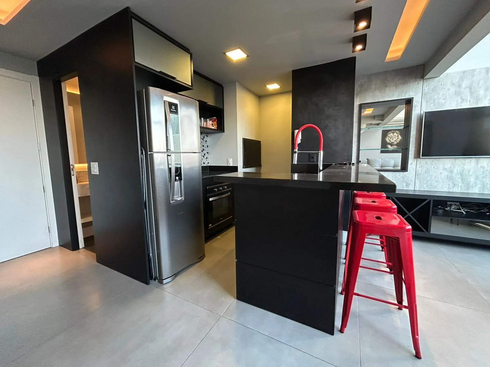 Imagem Apartamento duplex a venda, mobiliado e decorado, planta de 57 m2 com 1 dormitório, 2 vagas e 1 depósito.