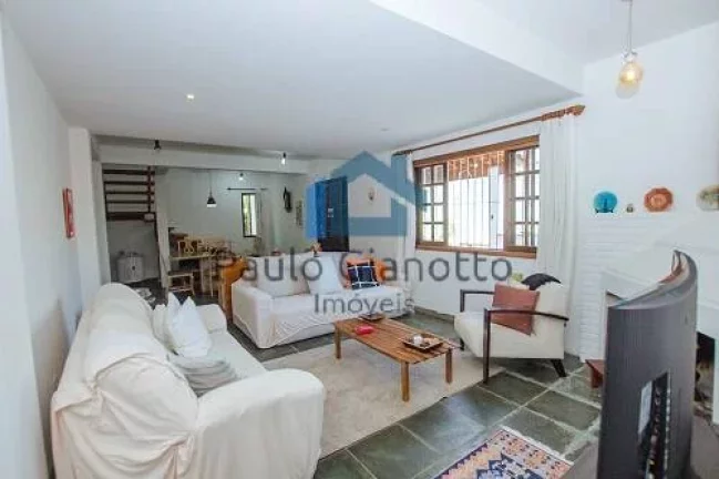 Imagem Casa estilo chácara c/ galpão próxima ao Centro de Cotia