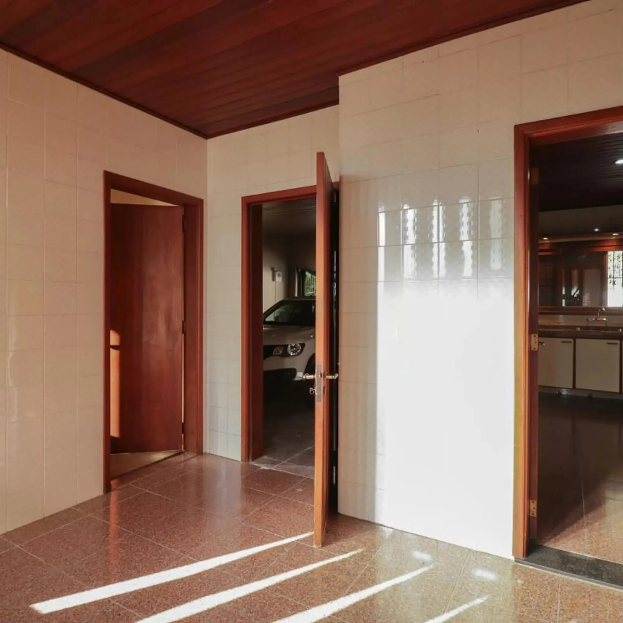 Imagem Casa à venda com 4 dormitorios no Bairro Nonoai - Porto Alegre