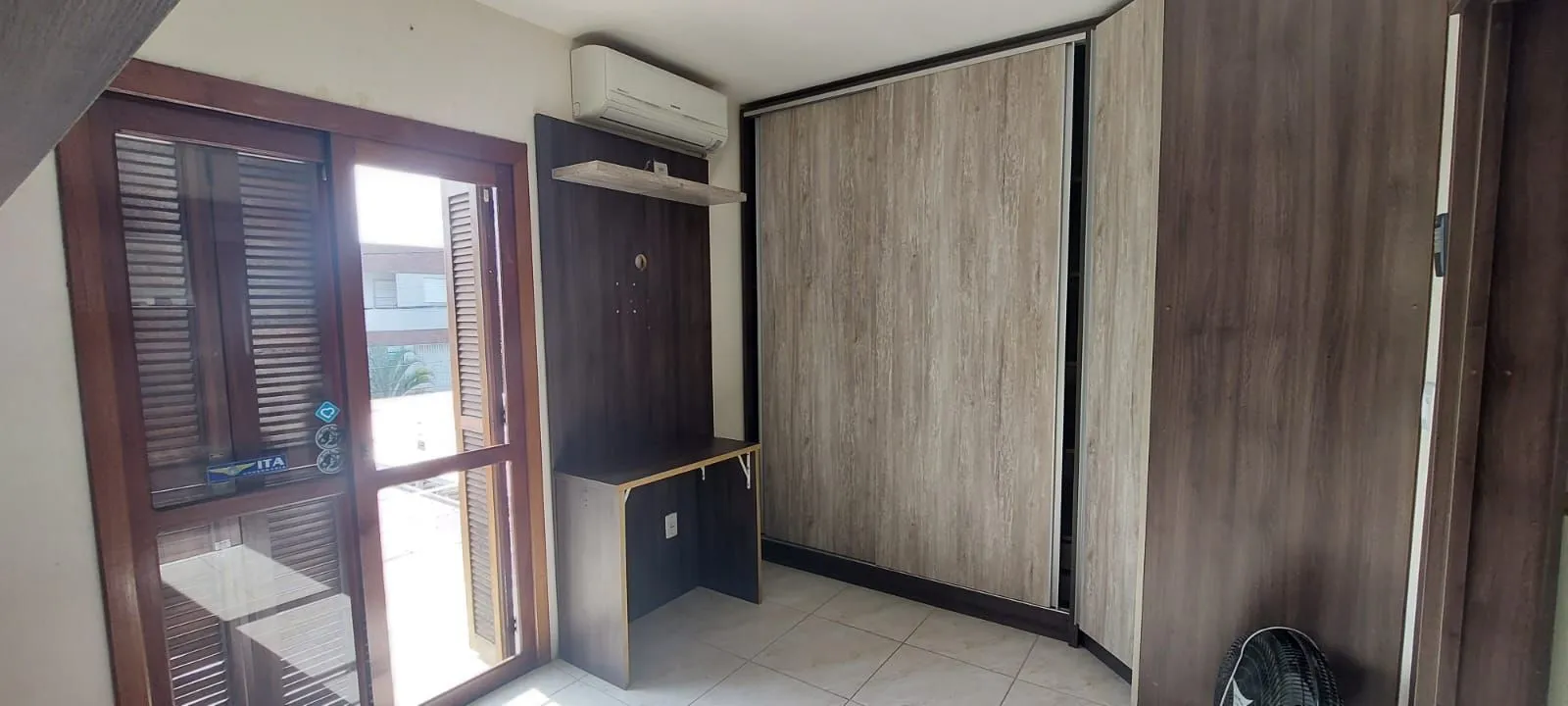 Imagem Boletto Imóveis vende casa em Canoas , 2 dormitórios, 1 banheiro, 1 lavabo, garagem para 2 carros, com móveis fixos em MDF, em fino acabamento.