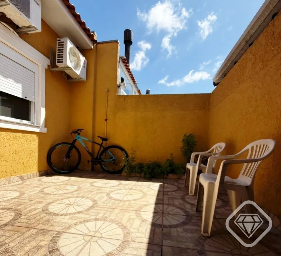 Imagem Casa em condomínio no bairro Hípica, semi mobiliada, totalmente reformada com pátio amplo e excel...