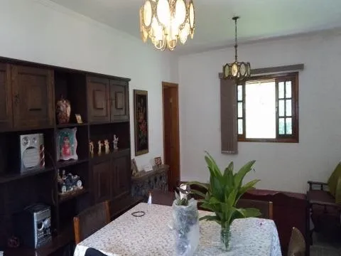 Imagem VENDA DE CASA NO COPACO, EM ARUJÁ/SP, 147m² com 3 suítes, quintal amplo, churrasqueira, sala de estar e jantar e garagem coberta. CONSULTE-NOS.