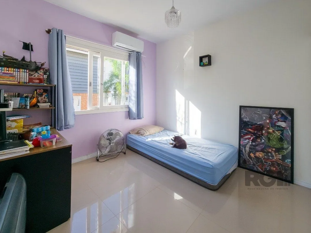 Imagem Living em dois ambientes com cozinha americana, lavabo, pátio, lavanderia. o3 dormitórios sendo 01 suíte, banheiro social e sótão. Duas vagas de garagem.