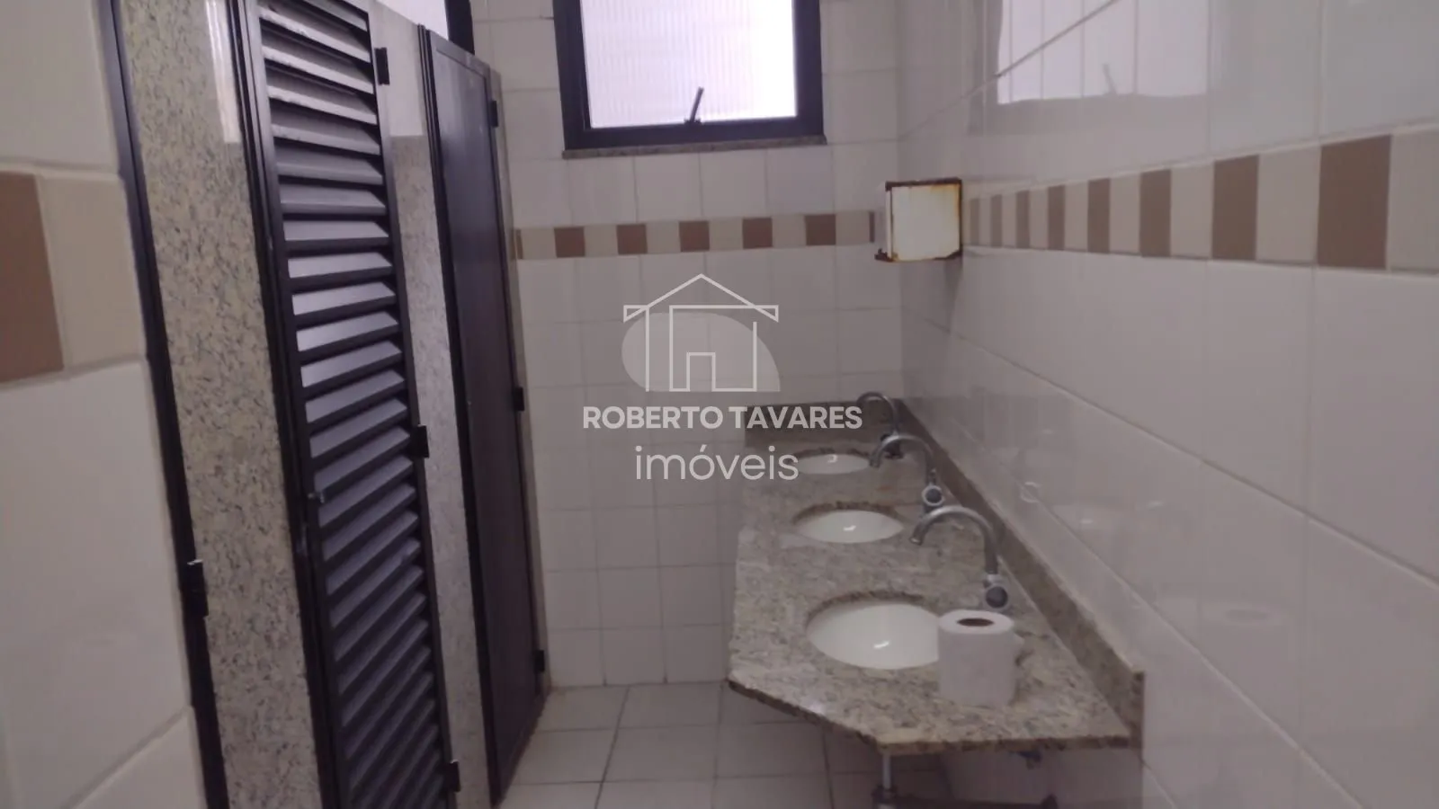 Imagem Prédio Comercial em Santa Cecília 450m² - Vão livre, 9 banheiros, 12 lavatórios, 4 pontos de chuveiro c/ box, 9 garagens, com quarto e banheiro de apoio.