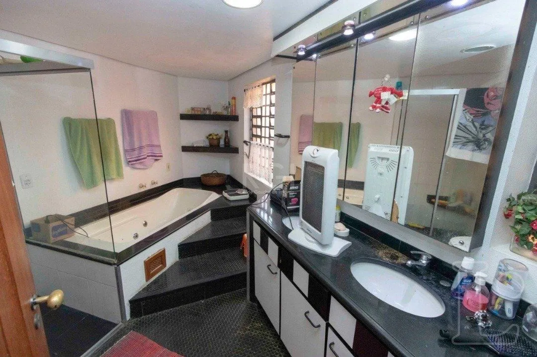 Imagem Casa para Venda - 349m², 4 dormitórios, sendo 1 suites, 3 vagas - Tristeza