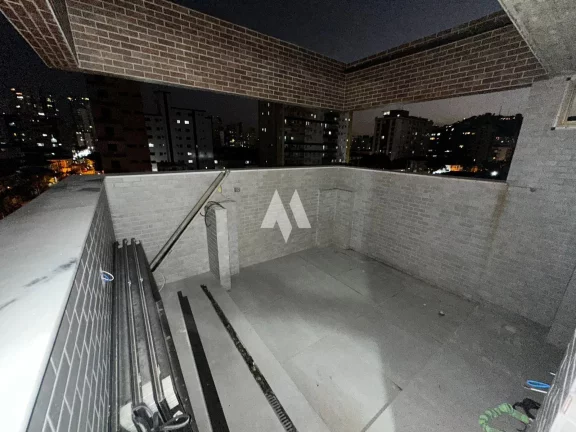 Imagem Apresentamos uma casa extraordinária, com 5 pavimentos e elevador, 3 suítes e uma master , toda climatizada, projetada com refinados toques de arquitetura e design de interiores assinados por Verônica Theodorico. Esta residência nova oferece um estilo de 