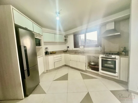 Imagem Ótima casa com 4 Suítes, Piscina e Vista para o Mar no Centro de Florianópolis Localizada no cent...