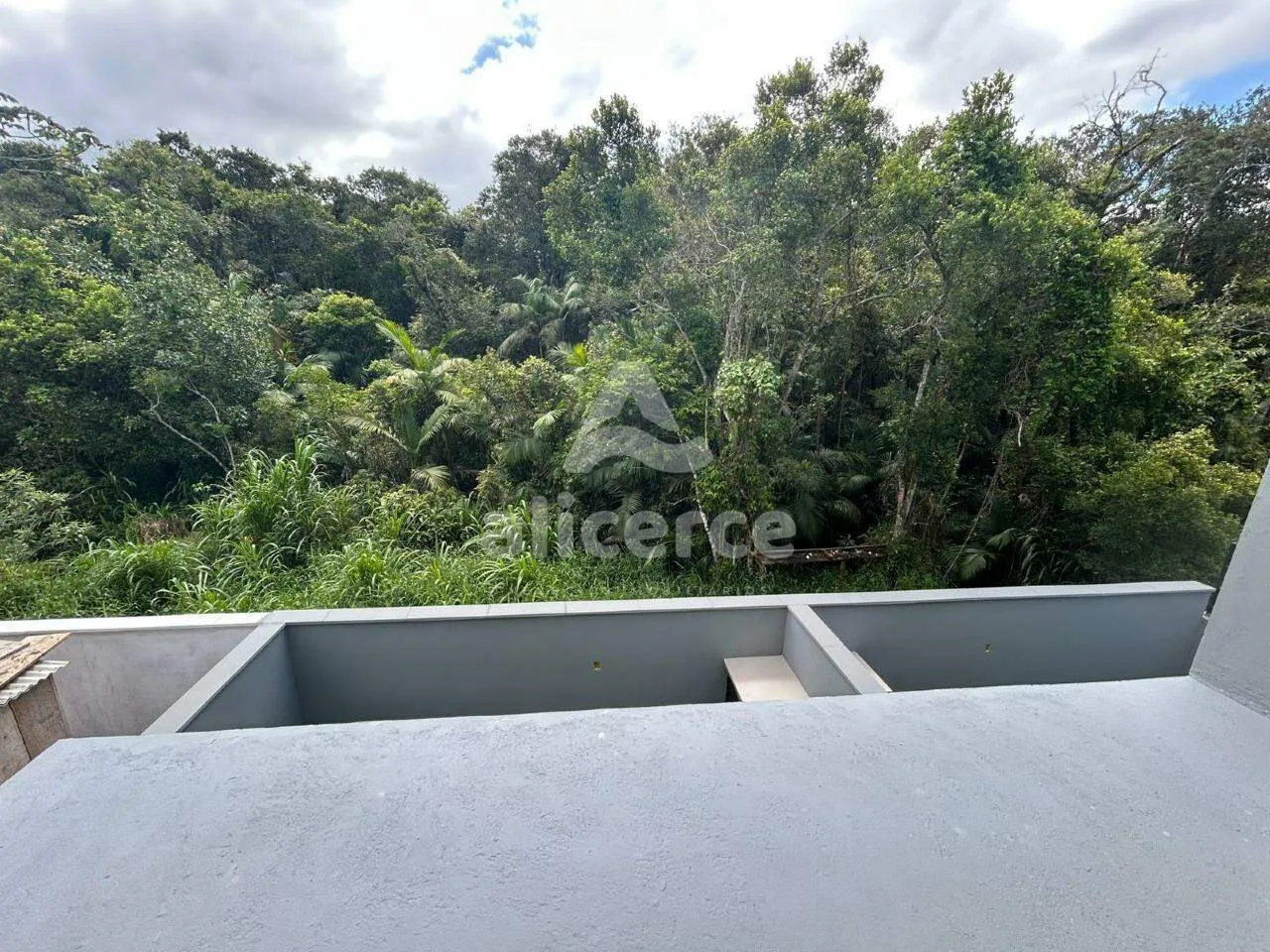 Imagem Sobrado à venda com 2 quartos 2 suítes, 87m² em Forquilhas São José