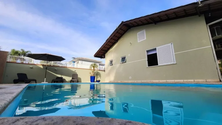 Imagem CASA COM PISCINA, 3 QUARTOS SENDO 1 SUÍTE, BAL MARILUZ