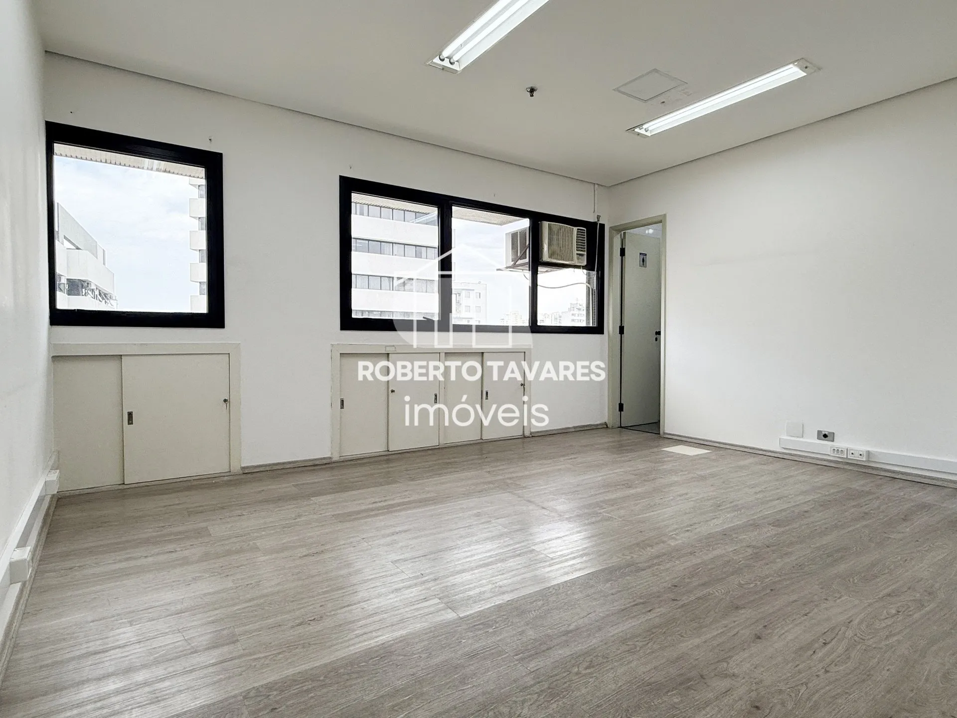 Imagem Prédio monousuário, com 11 andares, 1723m² de área útil, 4032m² de área total, 33 vagas de garagem.