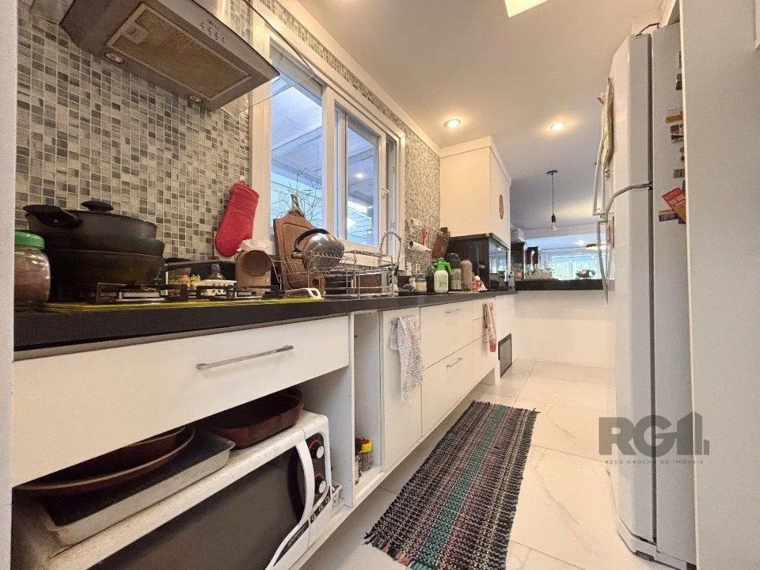 Imagem Casa em condomínio com pátio, piscina, 3 suítes e 2 vagas