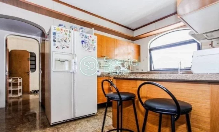 Imagem Belíssimo apartamento com 350m² de área privativa, 5 dormitórios ( 2 suítes ) e 4 vagas na gara...